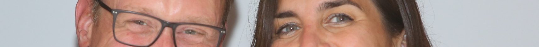 Andreas Elpert und Fatma Getbogaelpert Portrait eines lächelnden Paares mit Brille und braunen Haaren.